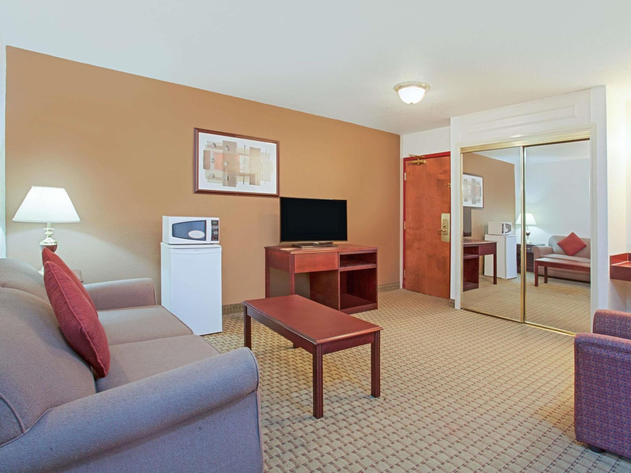 Ramada By Wyndham Red Deer Hotel & Suites Exteriör bild