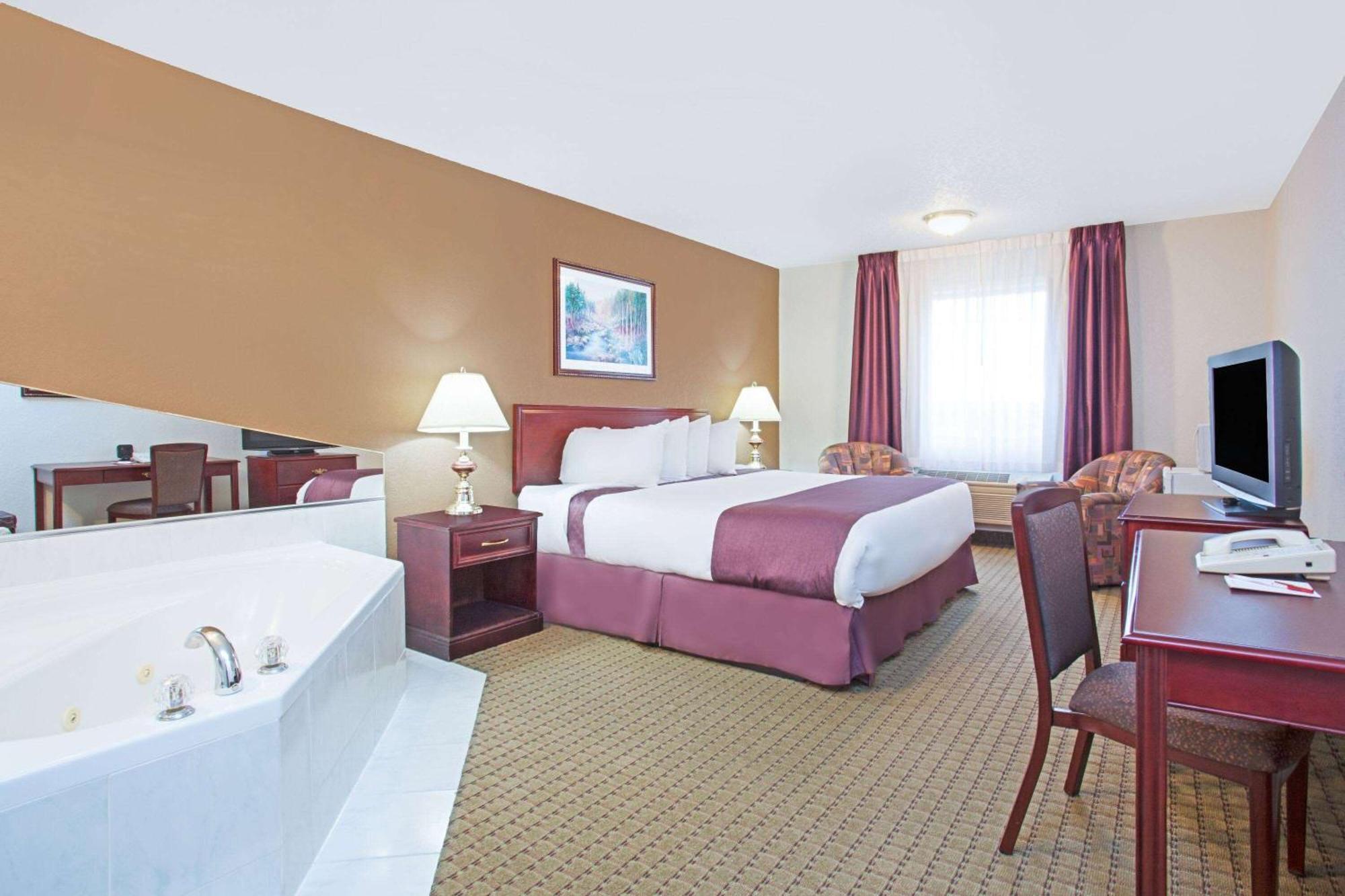 Ramada By Wyndham Red Deer Hotel & Suites Exteriör bild